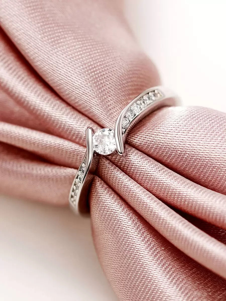Clara – Delicate ring with a cubic zirconia sparkle