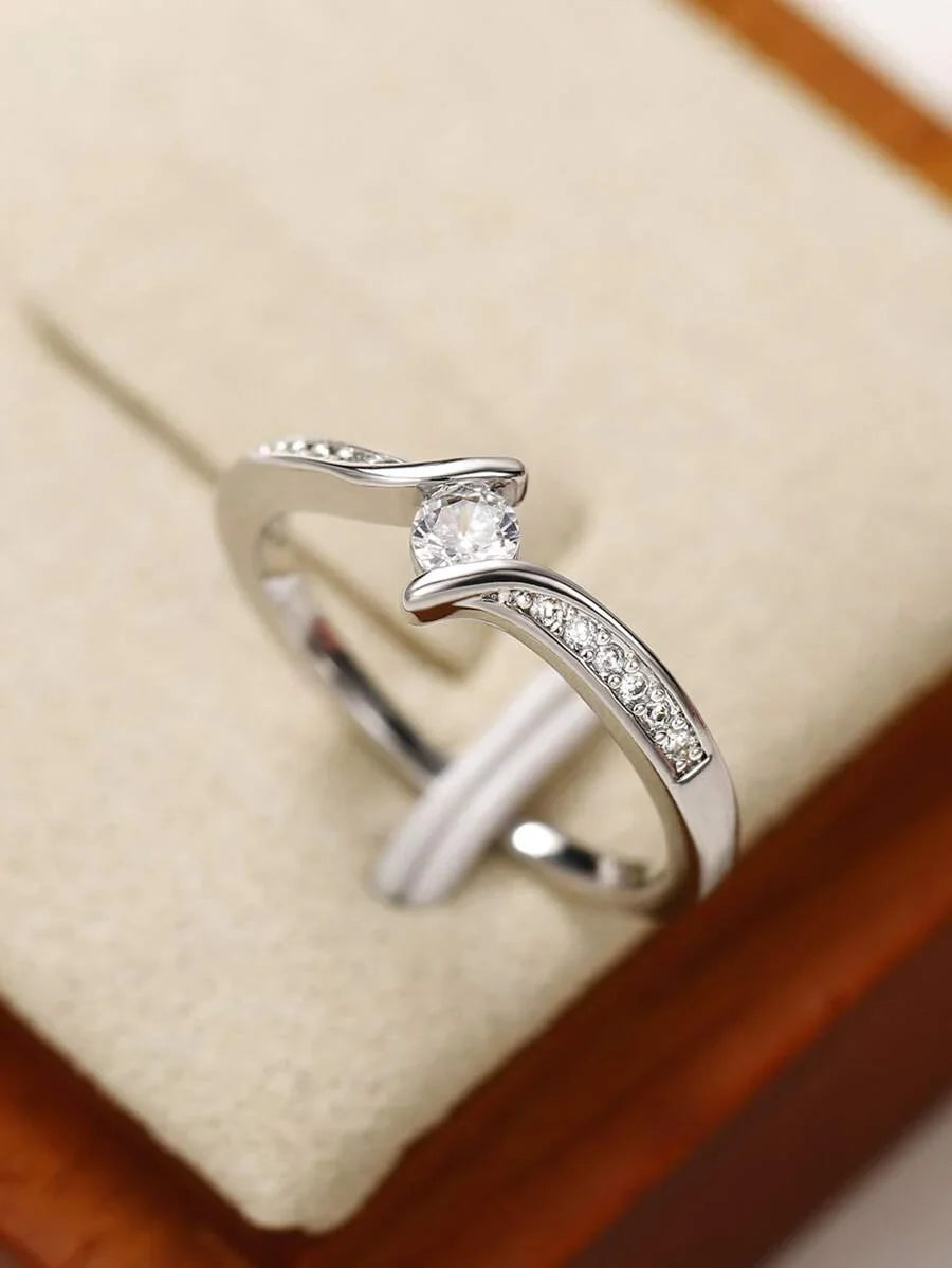 Clara – Delicate ring with a cubic zirconia sparkle