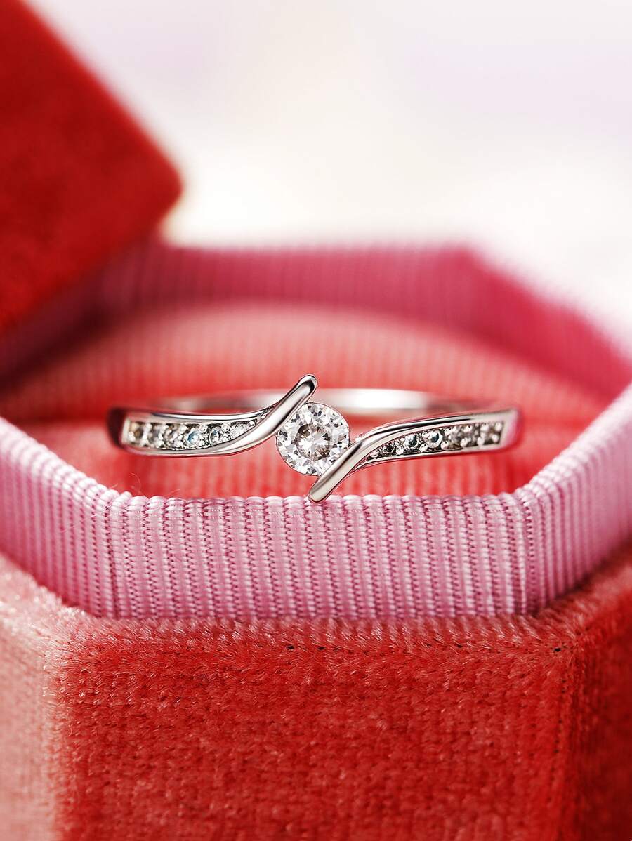 Clara – Delicate ring with a cubic zirconia sparkle