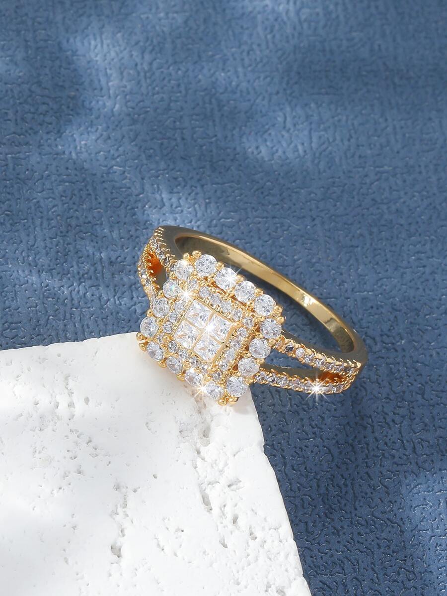 Isabella – Bold square halo ring with radiant pavé sparkle
