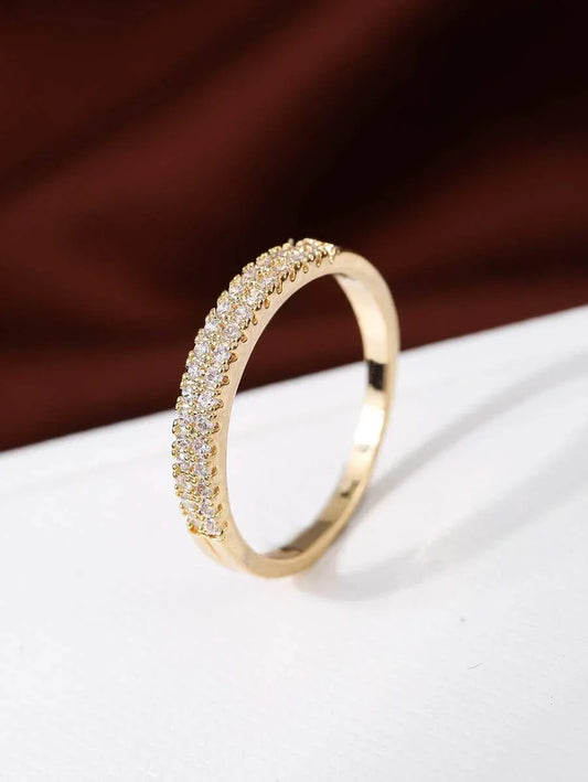Victoria – Timeless ring with diamond-like sparkle