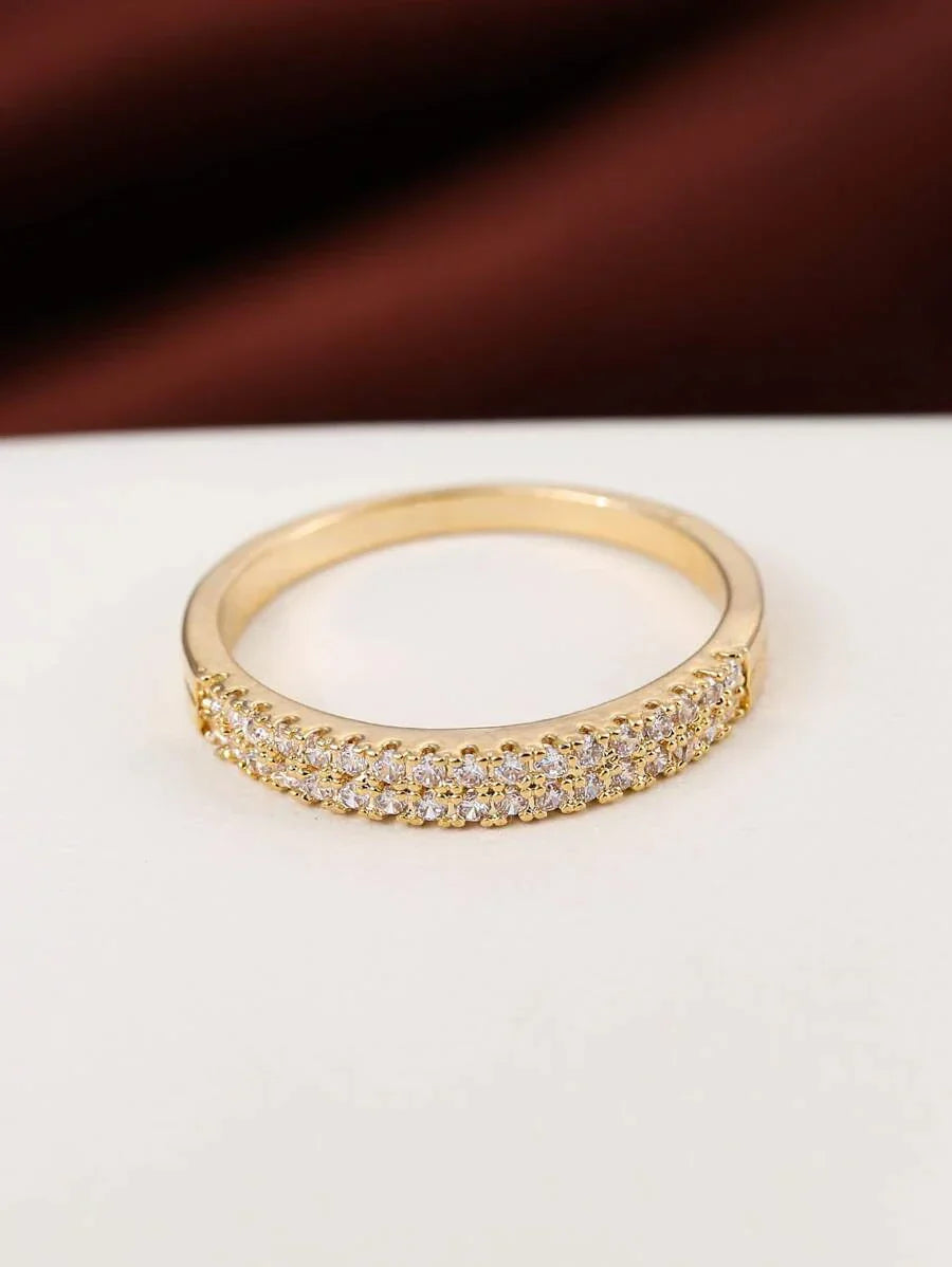 Victoria – Timeless ring with diamond-like sparkle