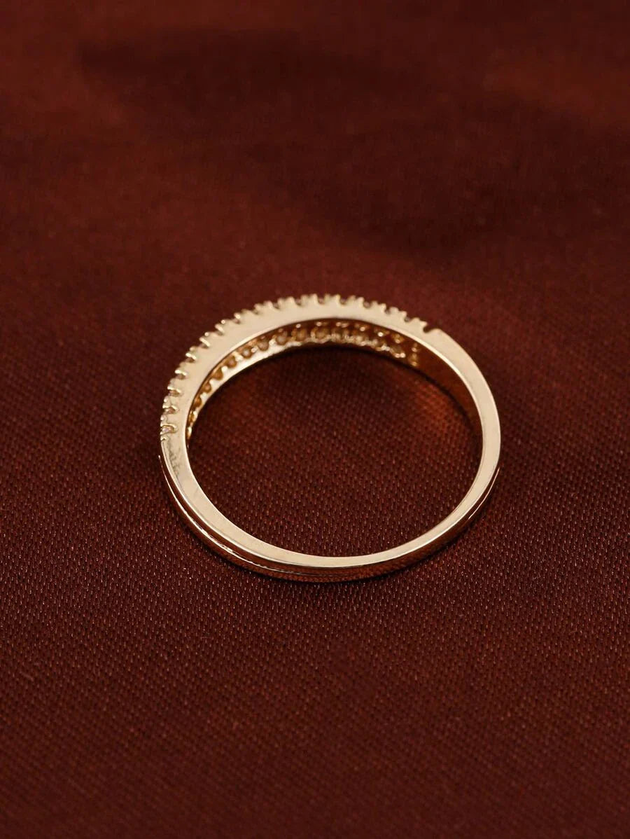 Victoria – Timeless ring with diamond-like sparkle