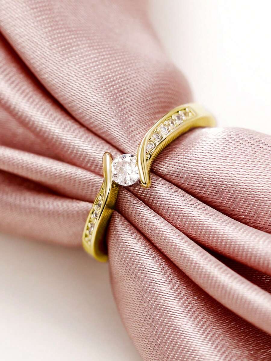 Clara – Delicate ring with a cubic zirconia sparkle