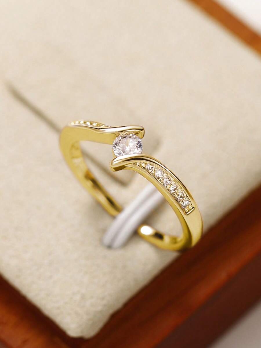 Clara – Delicate ring with a cubic zirconia sparkle