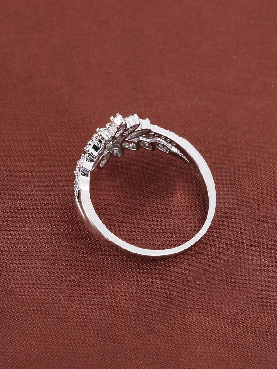 Ophelia – Elegant crown-style ring with refined sparkle