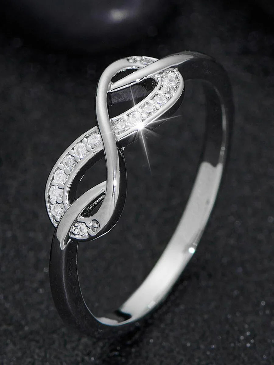 Vivienne – infinity ring with delicate sparkling stones