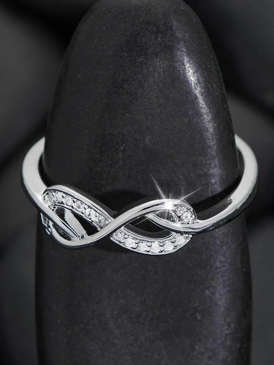 Vivienne – infinity ring with delicate sparkling stones