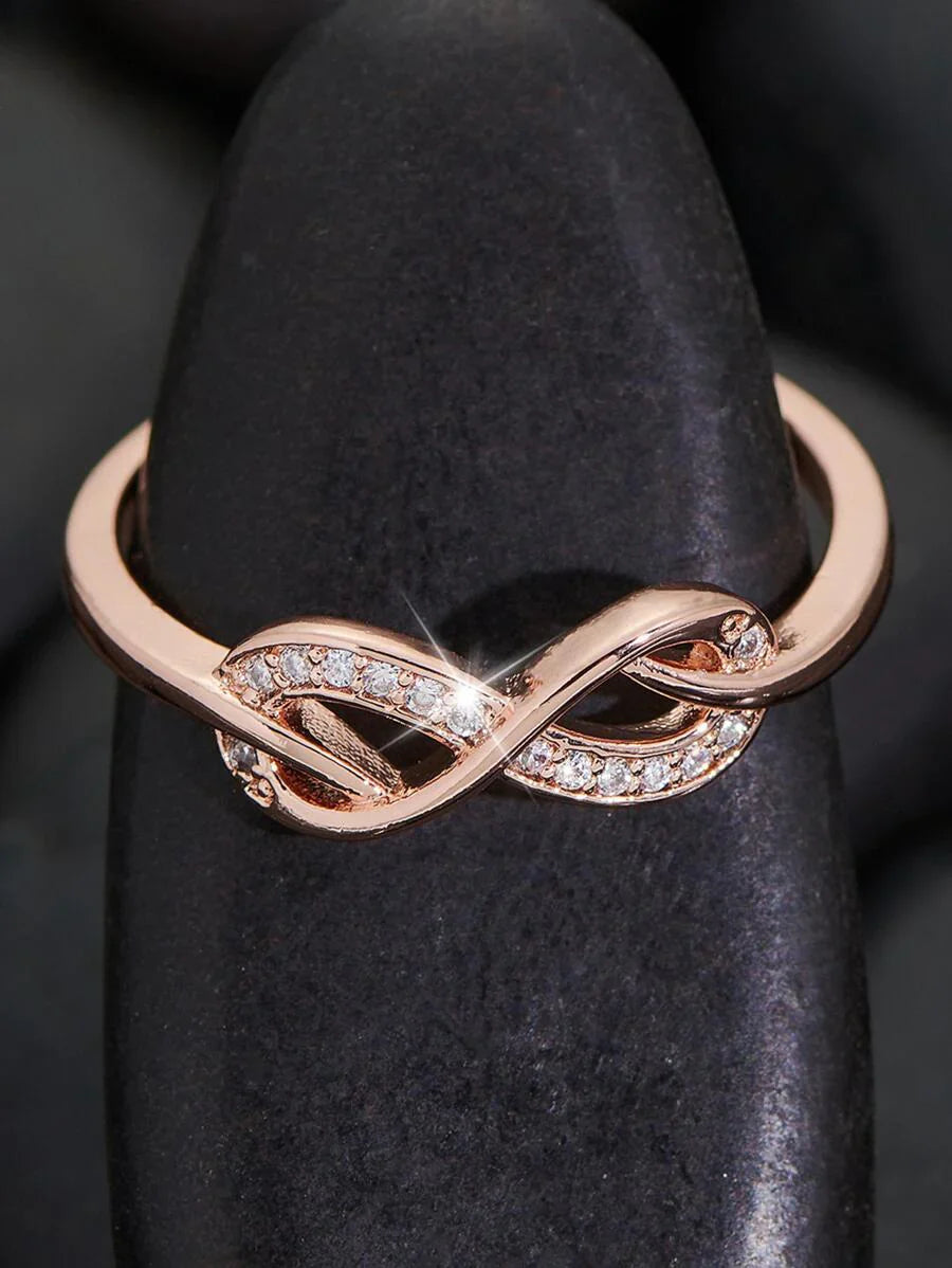 Vivienne – infinity ring with delicate sparkling stones