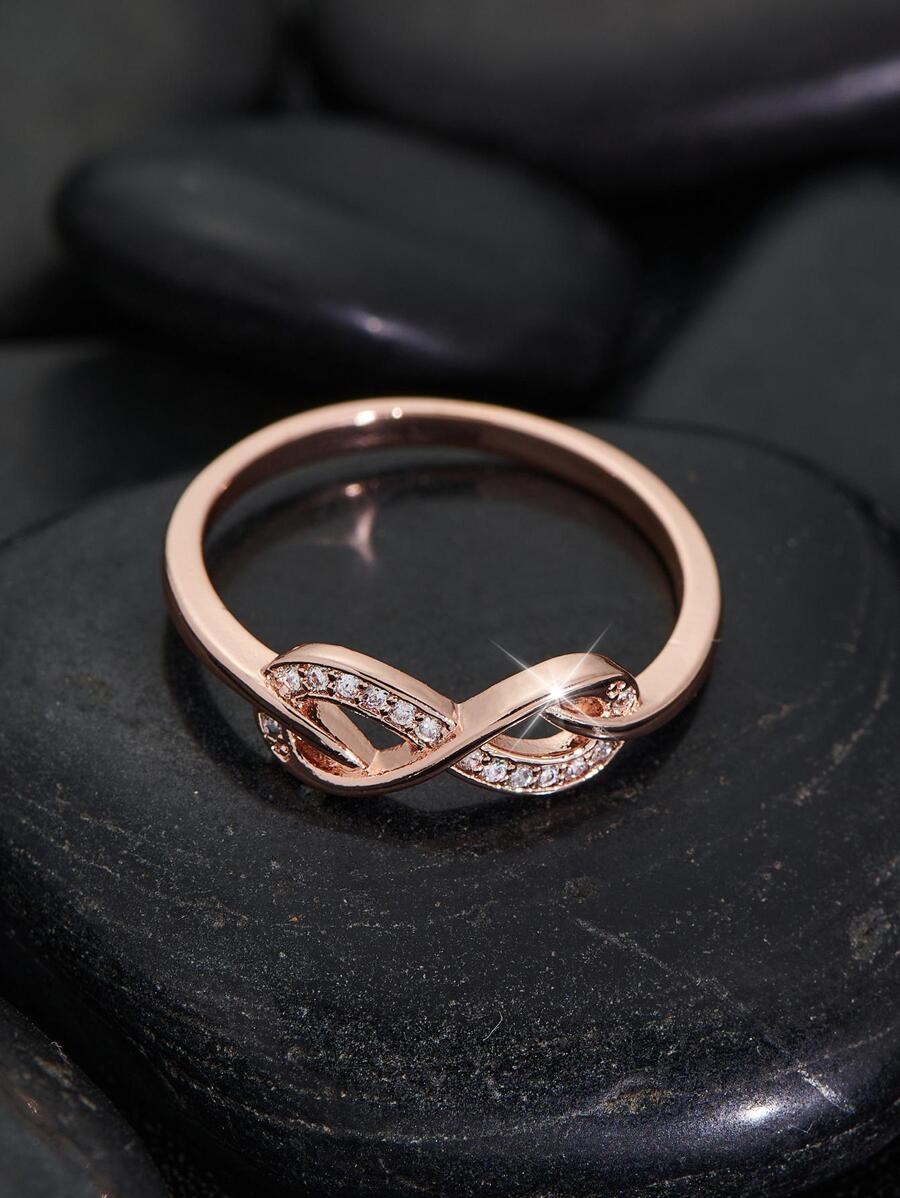 Vivienne – infinity ring with delicate sparkling stones