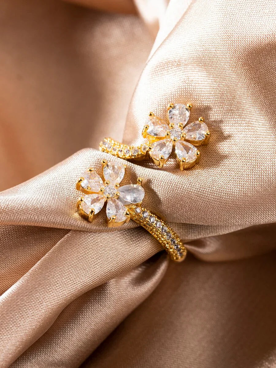 Camellia – Elegant blossom ring with refined sparkle