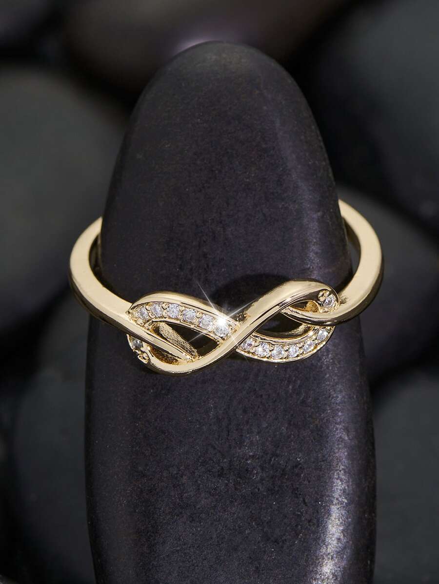 Vivienne – infinity ring with delicate sparkling stones