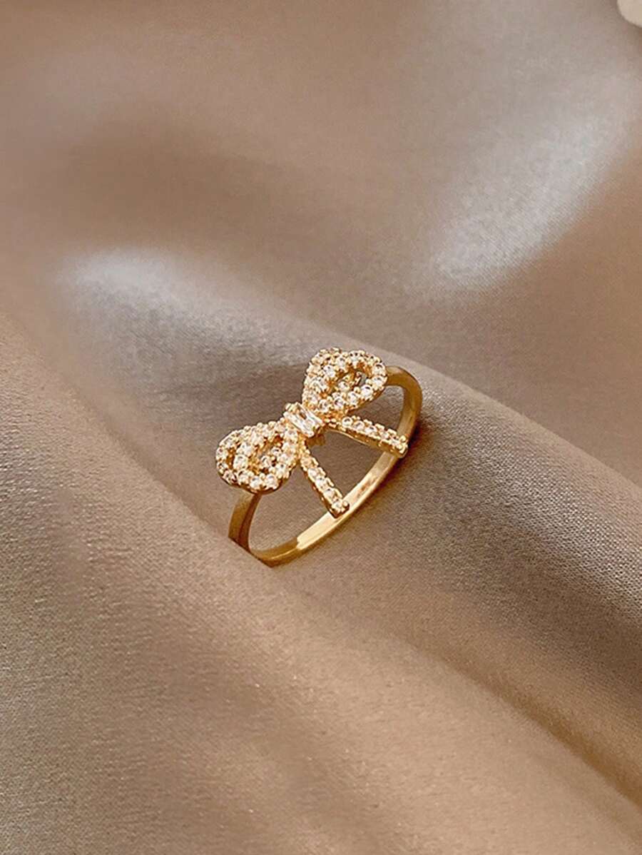 Eleanor – Zirconia Bow Ring with a Soft Vintage Sparkle