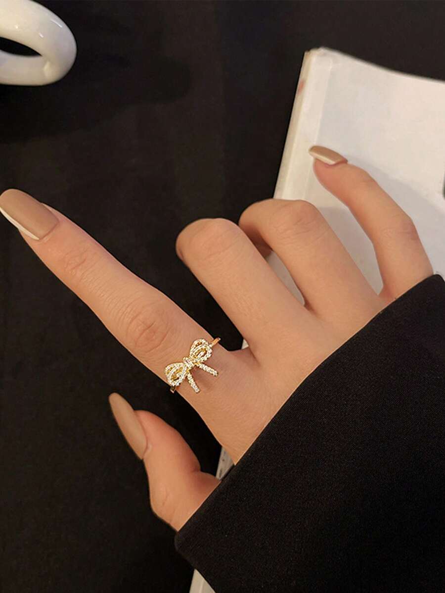 Eleanor – Zirconia Bow Ring with a Soft Vintage Sparkle