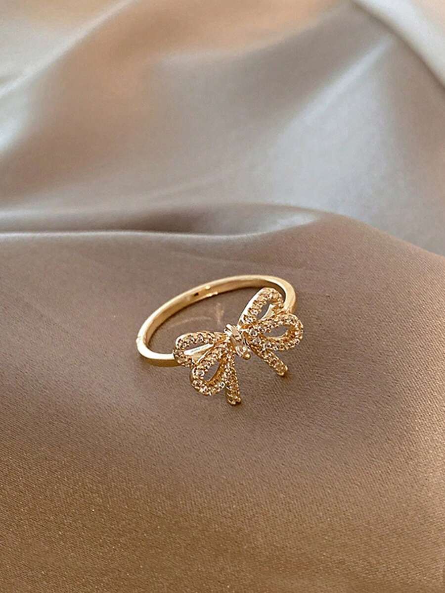Eleanor – Zirconia Bow Ring with a Soft Vintage Sparkle