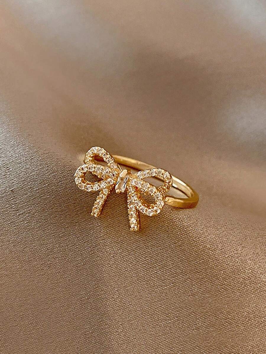 Eleanor – Zirconia Bow Ring with a Soft Vintage Sparkle