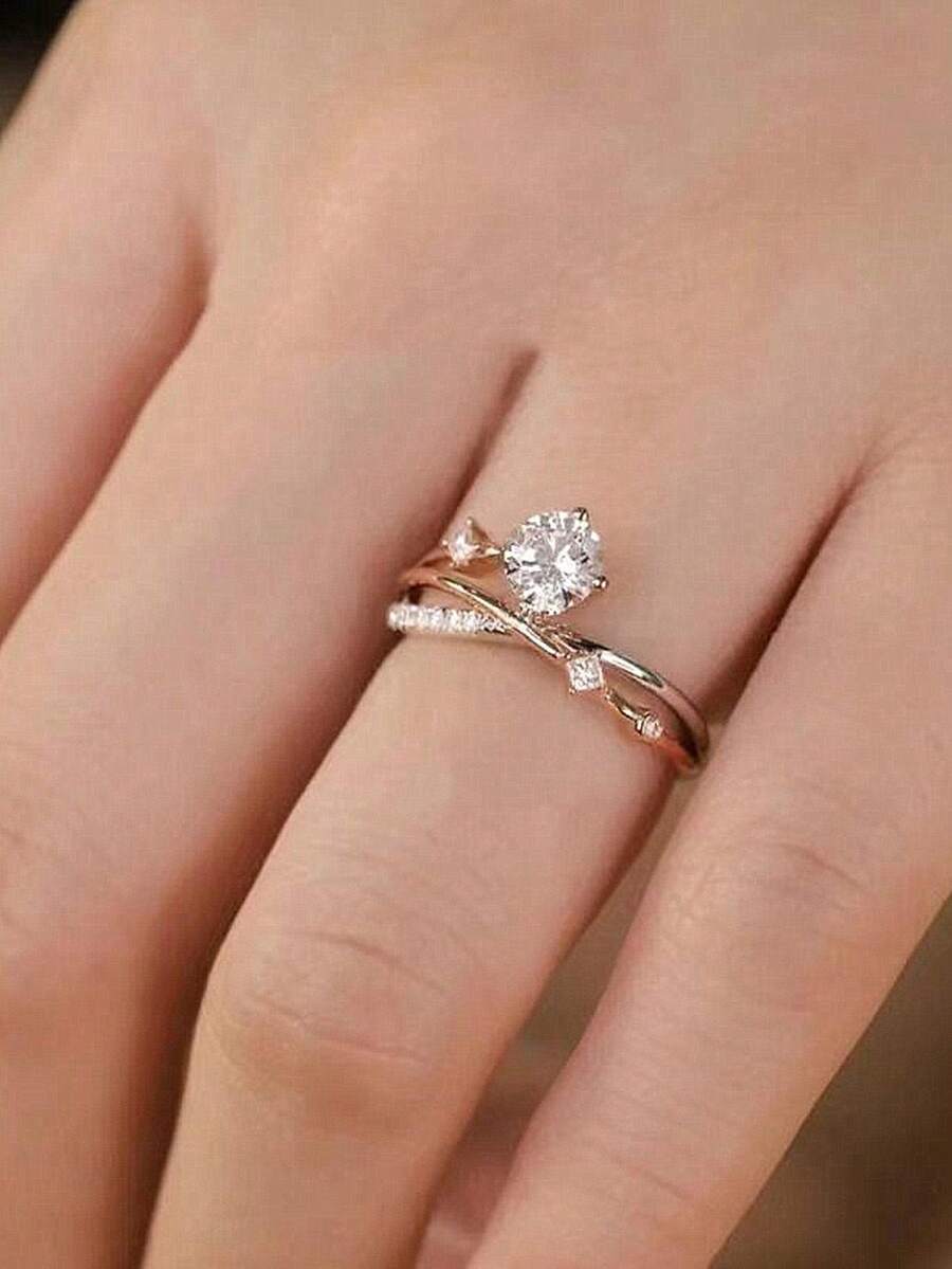 Camille – Effortless elegance with a refined solitaire glow