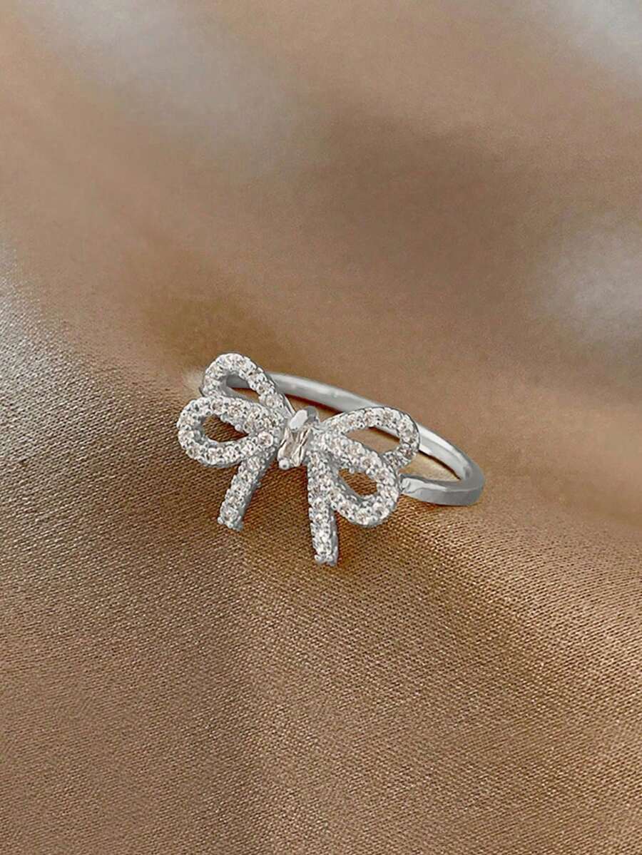 Eleanor – Zirconia Bow Ring with a Soft Vintage Sparkle
