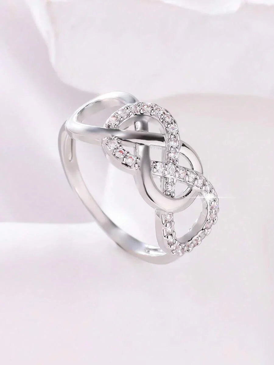 Vivienne – infinity ring with delicate sparkling stones
