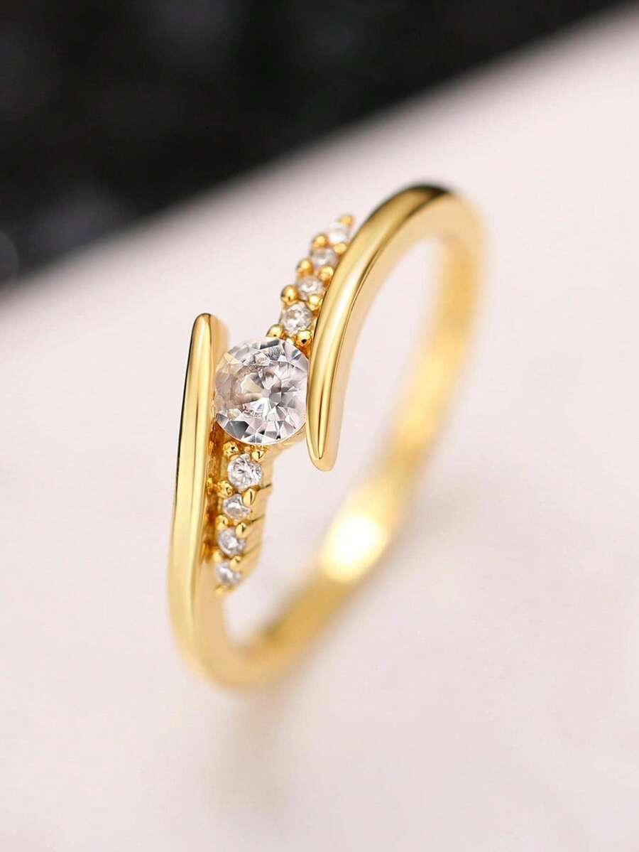 Clara – Delicate ring with a cubic zirconia sparkle