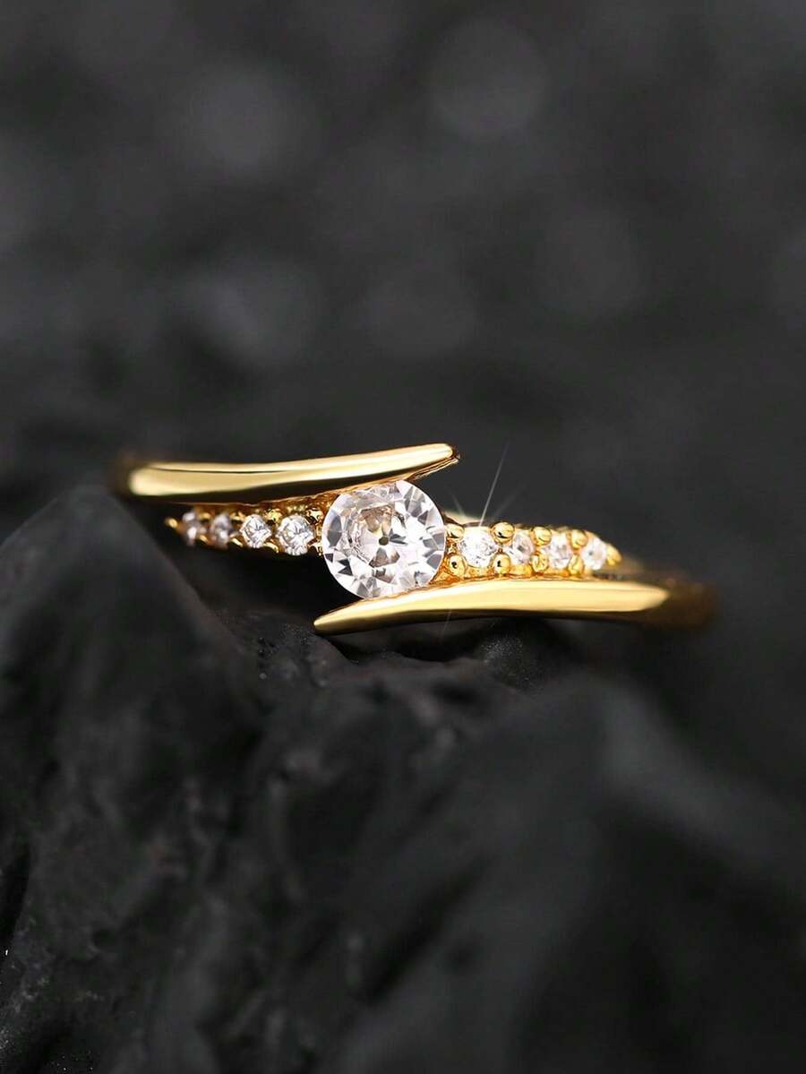 Clara – Delicate ring with a cubic zirconia sparkle