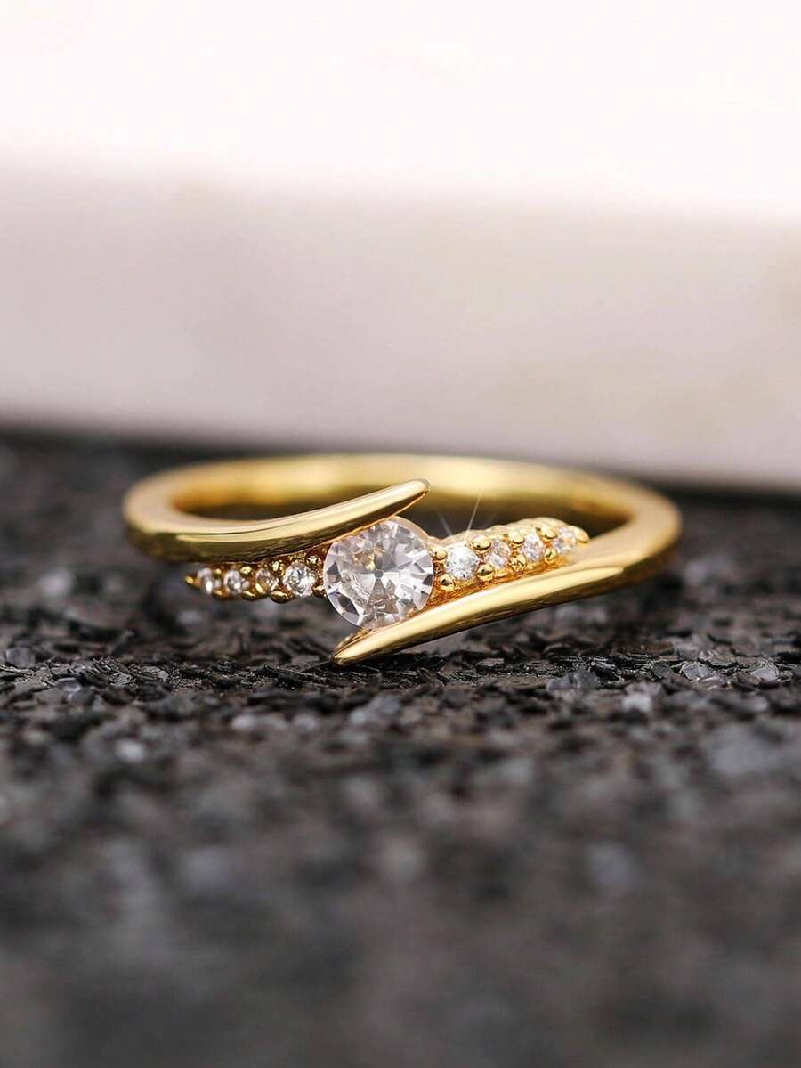 Clara – Delicate ring with a cubic zirconia sparkle