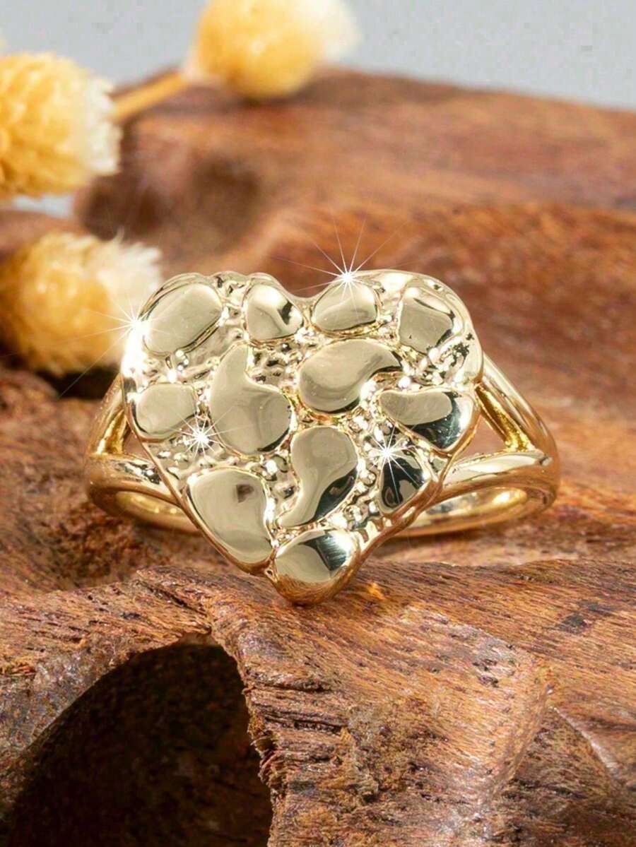 Valentina – Sculpted heart ring with bold golden elegance