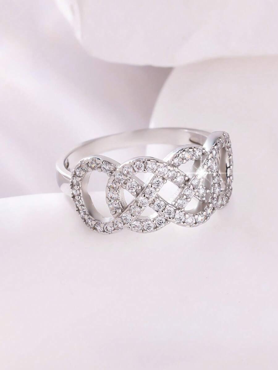 Vivienne – infinity ring with delicate sparkling stones