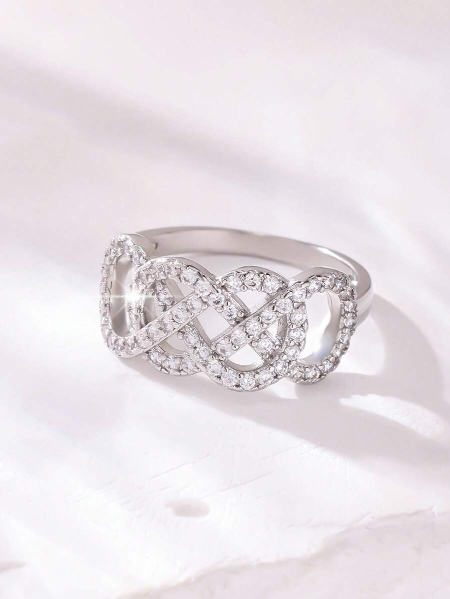 Vivienne – infinity ring with delicate sparkling stones
